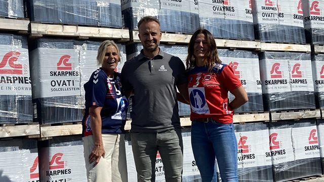 STOLTE: Salgs- og markedssjef Espen Stensøy, her flankert av Elise Alsand Larsen (kundebehandler) og Siri Eftedal Seland (distriktssjef Buskerud, Vestfold og Telemark). De to sistnevnte er begge tidligere, folkekjære landslagsspillere – og nå ansatt i taksteinsbedriften Skarpnes. 2023 Skarpnes inngår avtale med NTH og REMA 1000-ligaen.jpg