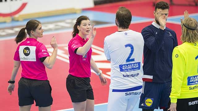 Kjersti Arntsen (t.v.) og Guro Røen takker spillerne for kampen. Foto: Vidar Ruud, NTB Scanpix 20180408-Arntsen,-Røen.jpg