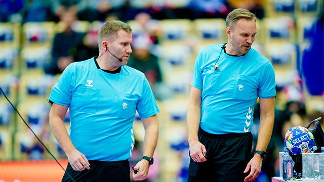 Duoen dømte Nederland og Spania i Gjensidige Cup på Sotra. Dømte NED-ESP