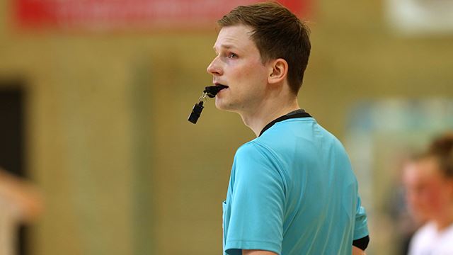 Magnus Muri Nygren (på bildet) og Andreas Borge skal dømme to kamper i løpet av finalehelgen. Dommer Magnus Muri Nygren