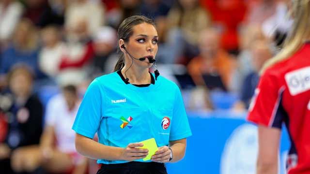 Charlotte Husomanovic (bildet) og Jovana Dasic skal dømme jentenes juniorfinale. 2022-Charlotte-Husomanović-dommer.jpg