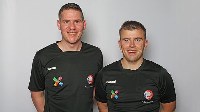Christoffer Fjeldskår (t.v.) og Tim-Nicolai Fjellvang blir de første som kan bruke videodømming. De skal dømme den første semifinalen for kvinner fredag. Christoffer Fjeldskår og Tim Fjellvang