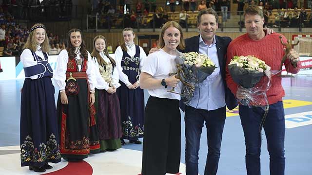 Karoline Dyhre Breivang og Johnny Jensen fikk Håndballstatuetten av generalsekretær Erik Langerud. Foto: Svein André Svendsen/NHF 20190528-Håndballstatuetten.jpg