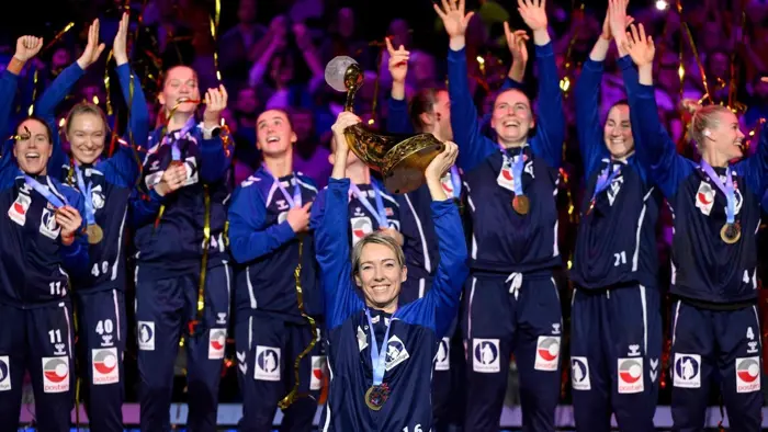20251215 LKS VM Norge Katrine Lunde med trofeet gullfeiring foto JOHN THYS AFP ntb.jpg