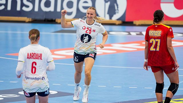 Larvik  20251015. 
Norges Henny Ella Reistad under håndballkampen i EHF EURO Cup mellom Norge og Romania i Jotron Arena. 

Bildet er tatt på oppdrag for Norges Håndballforbund, men kan brukes av redaksjonelle kunder av NTB.
Foto: Fredrik Varfjell / NTB