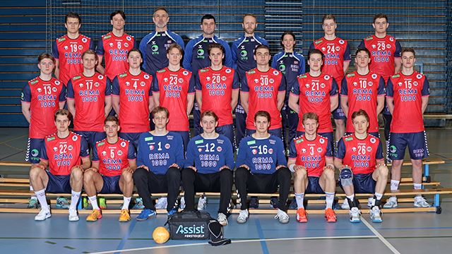 LM04 lagbilde 2025. Bak f.v. Henrik Hartz Hagen, Jesper Røisland, Sindre Yngve Walstad, Zarko Pejovic, Dag Vidar Jonassen, Tuva Bilov-Power, Henrik Hestbek Nielsen, Lars Eirik Larsen. Midten f.v. Kasper Berentsen Dalland, Torger Edland, Emil Havsgård, Jens Holter, Lars Gran, Karl Edvard Wallevik, Axel Skaarnæs, Andreas Hansen Oftedal, Øystein Mostad. Foran f.v. David Walstad Haugstvedt, Andreas Tveit, Jonas Fjæreide Fyllingen, Henrik Ibsen, Sebastian Reiersen, Preben Gram, Krister Skarsvaag Midtflå.