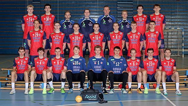 U-gutta spiller turnering i Portugal denne uka. LM06 lagbilde 2025. Bak f.v. Jonas Søyland Andersen, William Lidal Jamne, Fredrik Tønne, Jørgen Laug, Mads Fjelddalen, Joakim Schanke Stensø, Sander Strøm Tjernshaugen, Eimantas Januskevicius. Midten f.v. Albert Myreng Elverhøy, Emil Hofstad Eriksen, Kristian Kibsgård, Amandus Vatnedal, Fredrik Westgaard, Mats Bystrøm, Ola Sønju Eggum. Foran f.v. Nikolai Nordås Steinsland, Simen Revheim Gleditsch, Torstein Årberg Garmann, Kristian André Moi Svendsen, Emil Rommetveit, Lukas Ueland, Hlini Snær Birgisson, Vetle Mellemstrand Bore, Abel Hanevik.