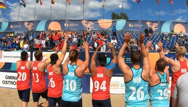 Beachgutta etter seieren mot Spania! Foto: Marte Smistad 640_LMB Seier Spania.jpg