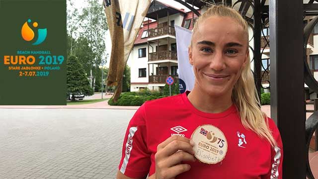 Elisabeth Hammerstad med utmerkelsen for 75 kamper. Foto: Marte Smistad 20190705-Elisabeth-75-kamper-1-Foto-Marte-Smistad.jpg