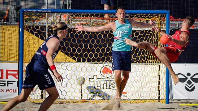 Simen Westby Johansen er målvakt på beachlaget for menn. Bildet er fra EM i 2021. Simen Westby Johansen