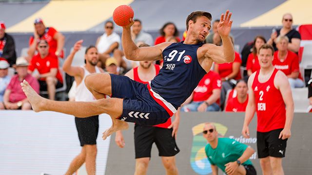 Det ble 6. plass for Beachgutta, men Kristoffer Henriksen er blant seks nominerte som MVP i EM. Kristoffer HENRIKSEN, Day 4, Beach Handball EURO 2023, Praia da Nazaré, Nazaré, Portugal, 27.05.2023, Mandatory Credit © Jozo Cabraja / kolektiff