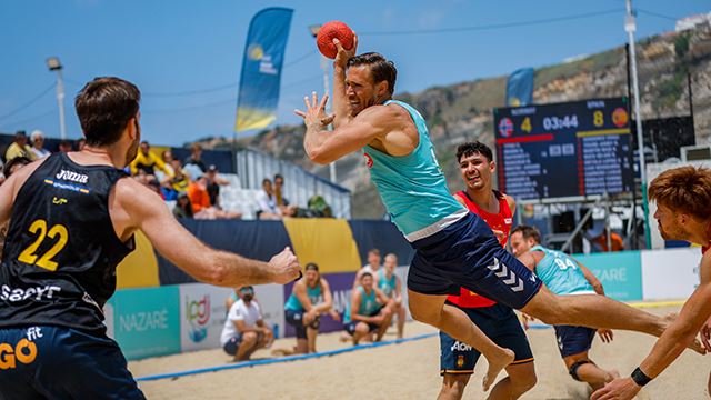 Kristoffer Henriksen ble toppscorer med 12 poeng i kvartfinalen. Kristoffer HENRIKSEN and Adrián HIDALGO, Day 3, Beach Handball EURO 2023, Praia da Nazaré, Nazaré, Portugal, 26.05.2023, Mandatory Credit © Jozo Cabraja / kolektiff
