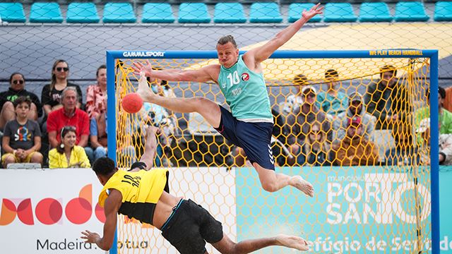 Simen Westby Johansen i aksjon under EM 2023. Simen WESTBY JOHANSEN, Day 3, Beach Handball EURO 2023, Praia da Nazaré, Nazaré, Portugal, 26.05.2023, Mandatory Credit © Uros Hocevar / kolektiff