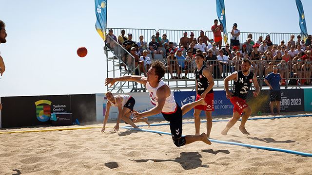 Beachgutta sikret seier i begge kampene torsdag Beachgutta bryter gjennom angrepet og skyter mot mål i EM 2023