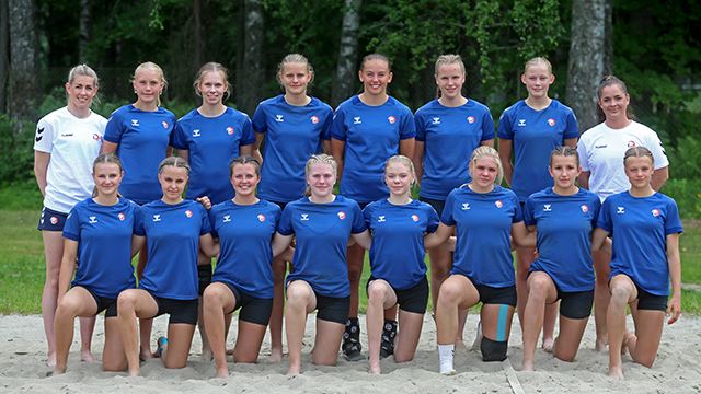 Norges lag til juniorbeach-EM 2022 LKB06 Lagbilde. Bak f.v. Oda Berge Kjærsgaard, Maiken-Merina Wagelid Beldo, Emilie Wangen Heen, Leah Isabell Langaard, Hansine Brune Skorgevik, Karoline Trollsaas Lundstad, Mathilde Aas Fjelddalen, Katinka Haltvik. Foran f.v. Selma Maria Jomaas, Kaja Berg Fokstuen, Ingrid Aaser Øen, Karoline Slørdahl Conradi, Victoria Barth Gottschalksen, Christina Strandi, Alette Pettersen-Lund, Lilly Momrak Mæhlum.