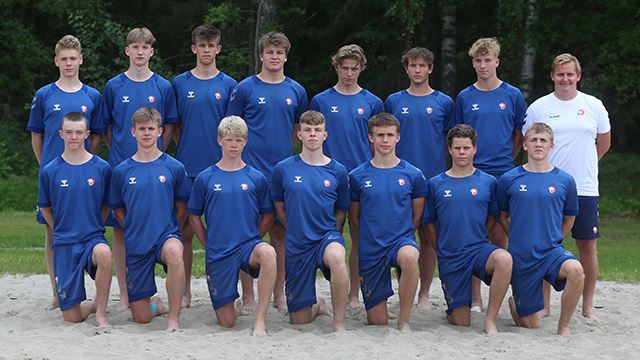 Norges tropp til beach-EM 2022. LMB06 Lagbilde. Bak f.v. Eirik Usler, Joachim Finnes Strøm, Gard Elvedal Hole, Gard Elvedal Hole, Amandus Austad Adams, Pijus Petrauskas, Martin Larsen, Ole Thomas Nøstvold. Foran f.v. Noah Strutz Skei, Magnus Krohn, Jakob Hanken Skulbru, Abel Hanevik, Håvard Tårnes, Mats Borge, Mikkel Kulvik Bremseth.