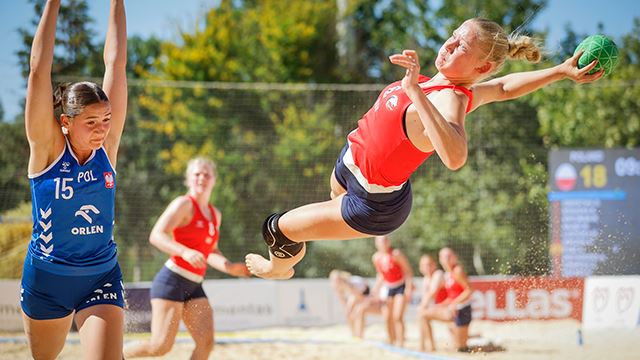 Mathilde Fjelddalen er en viktig poengsanker for Beachjuniorjentene. Mathilde Fjelddalen. Poland vs Norway, EHF YAC 17 Beach Handball EURO 2023, Izmir, Turkiye, 30.06.2023, Mandatory Credit © Uros Hocevar / kolektiff