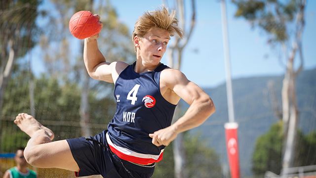 Amandus Adams ble norsk toppscorer med 12 poeng mot Kroatia. Amandus Adams. Croatia vs Norway, EHF YAC 17 Beach Handball EURO 2023, Izmir, Turkiye, 30.06.2023, Mandatory Credit © Jure Erzen / kolektiff