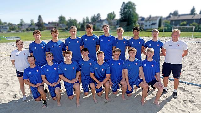 Beachjuniorgutta åpnet med seier over vertsnasjonen. Foran f.v. Johanna Myhrstuen, Patrick Smits-Thommesen, Gard Elvedal Hole, Ola Sønju Eggum, Morgan Scott William Hovland-Gay, Jørgen Lothe Dahl, Martin Larsen, Rodh Faiz Maola al Malchi, Eirik Usler, Ole Thomas Nøstvold. Foran f.v. Pijus Petrauskas, Mikkel Kulvik Bremseth, Oskar Pilskog Nyhus, Noah Strutz Skei, Nicklas Emilian Walle, Amandus Austad Adams, Håvard Tårnes, Jakob Hanken Skulbru.