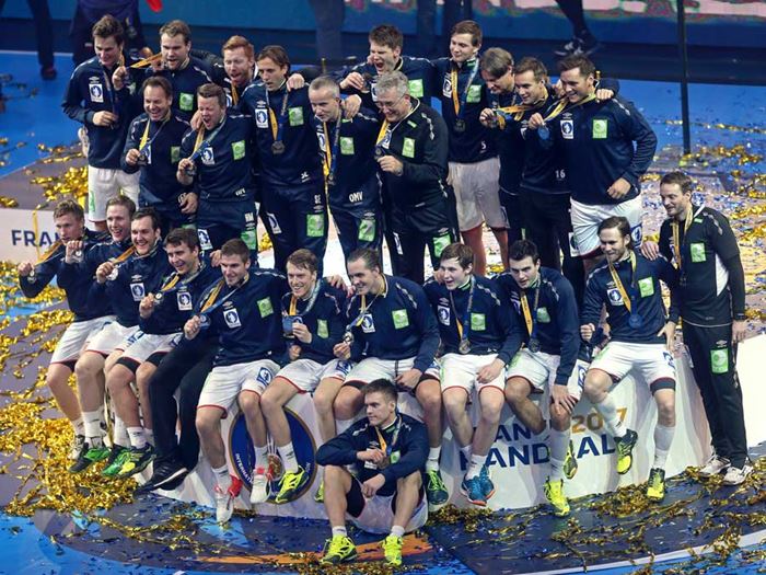 Håndballgutta med VM-sølvmedaljene. Foto: Svein André Svendsen/NHF 20170129_sølvvinnerne_fotoSveinAndreSvendsen_900.jpg