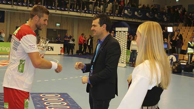 Bjarte Myrhol fikk pokalen for turneringsseieren av Gjensidiges Stian Grøstad. Foto: Svein André Svevndsen/NHF 20190106-LMS-Pokal-2.jpg