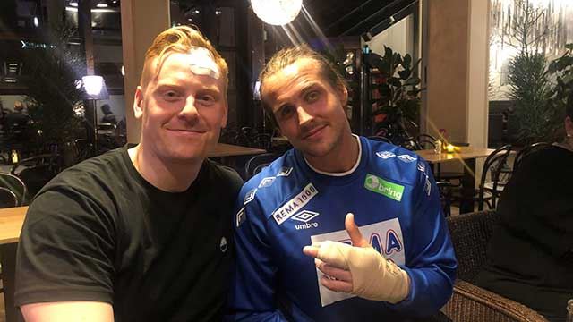 Henrik Jakobsen (t.v.) og Kent Robin Tønnesen etter skaden i januar. Foto: Norges Håndballforbund Jakobsen,-Tønnessen,-skade.jpg