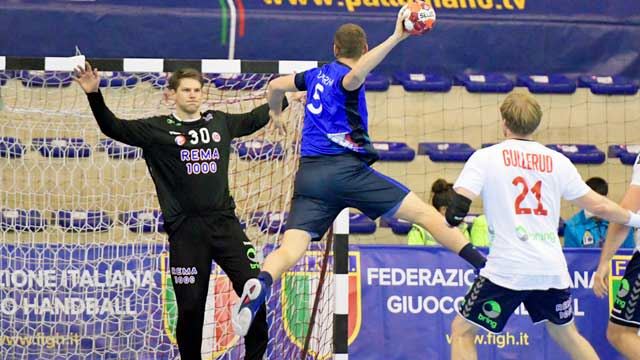 Torbjørn Bergerud storspilte i mål og ga lagkameratene mange kontringsmuligheter. 20201108_Bergerud,-Torbjørn,-LMS_Foto-NTB__640x360px.jpg