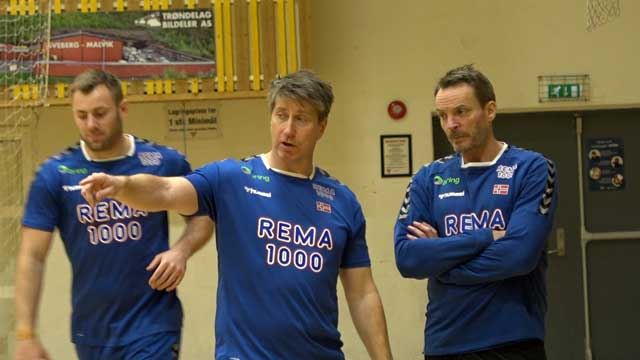Jonas Wille på sin første trening med Håndballgutta. Her i samtale med Christian Berge, med Vetle Eck Aga i bakgrunnen (t.v.). 20211101-LMS-Jonas-Wille-Christian-Berge-Vetle-Eck-Aga-trening-csk-arena-før-gjensidige-cup-foto-maren-s-grini.jpg
