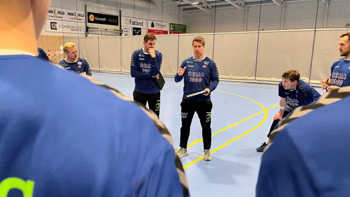 20221010-LMS-EM-kval-trening-før-NOR-SVK-Jonas-Wille-landslagssjef-forklarer-Foto-Lars-Kvam.jpg