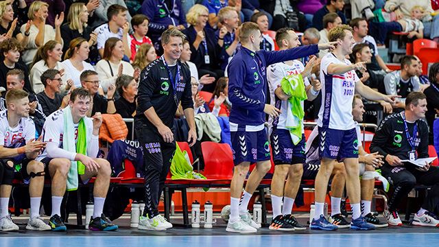 Landslagssjef Jonas Wille har tatt ut troppen til kvalifiseringskampene mot Serbia. Her fra forrige kval-runde i Larvik. Larvik 20221013.
Landslagssjef Jonas Wille og flere norske landslagsspillere jubler for 38-26 seieren i EM-kvalifiseringskampen i håndball mellom Norge og Slovakia i Jotron Arena i Larvik.
Foto: Håkon Mosvold Larsen / NTB
