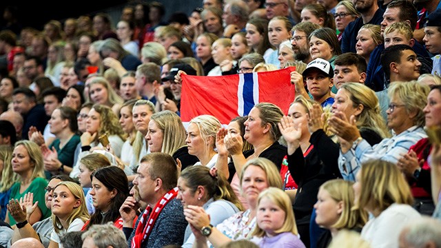 Larvik 20221013. Publikum under landskampen i håndball mellom Norge og Slovakia i Jotron arena.Foto: Trond Reidar Teigen / NTB