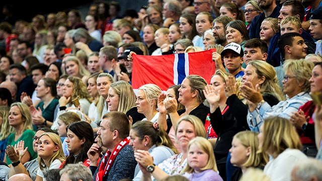 En fullsatt Jotron Arena Larvik heiet Håndballgutta frem til seier i den første kvalifiseringskampen. Larvik 20221013. Publikum under landskampen i håndball mellom Norge og Slovakia i Jotron arena.Foto: Trond Reidar Teigen / NTB