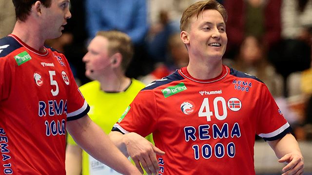 Gjøvik 20230430. 
Norges Sander Sagosen (t.v.) og August Baskar Pedersen under EM-kvalifiseringskampen i håndball mellom Norge og Finland i Gjøvik Fjellhall.
Foto: Geir Olsen / NTB
