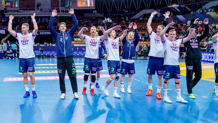 Katowice, Polen 20230121.
Håndballgutta med Petter Øverby, Torbjørn Sittrup Bergerud, Erik Thorsteinsen Toft og Alexander C. Blonz etter VM-kampen i håndball for herrer mellom Qatar og Norge i Spodek Arena i Katowice, Polen.
Foto: Stian Lysberg Solum / NTB