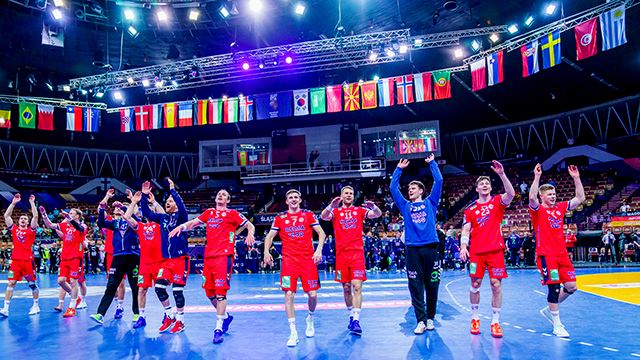 Katowice, Polen 20230123.
Håndballgutta med Sander Sagosen, Sander A. Øverjordet, Petter Øverby, Torbjørn Sittrup Bergerud og Sebastian Barthold etter VM-kampen i håndball for herrer mellom Tyskland og Norge i Spodek Arena i Katowice, Polen.
Foto: Stian Lysberg Solum / NTB
