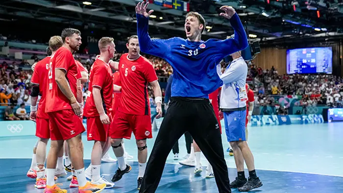 Paris, Frankrike 20240731. 
Norge jubler for seier etter gruppespillet i håndball for menn mellom Norge og Ungarn på South Paris Arena 6 under OL i Paris 2024.
Foto: Fredrik Varfjell / NTB