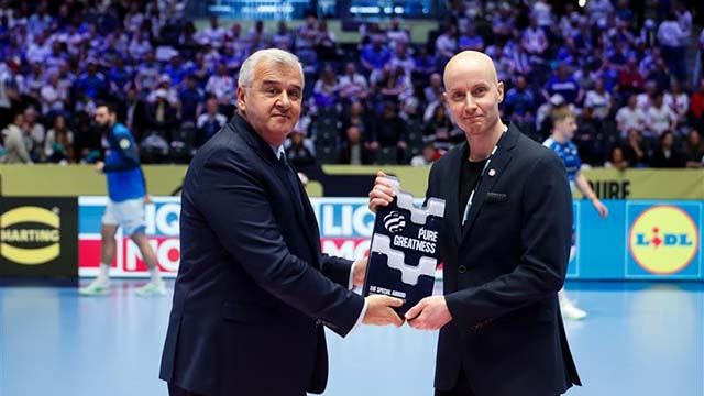 20260120 Simen Aaberg får arrangøpris av EHF.JPG