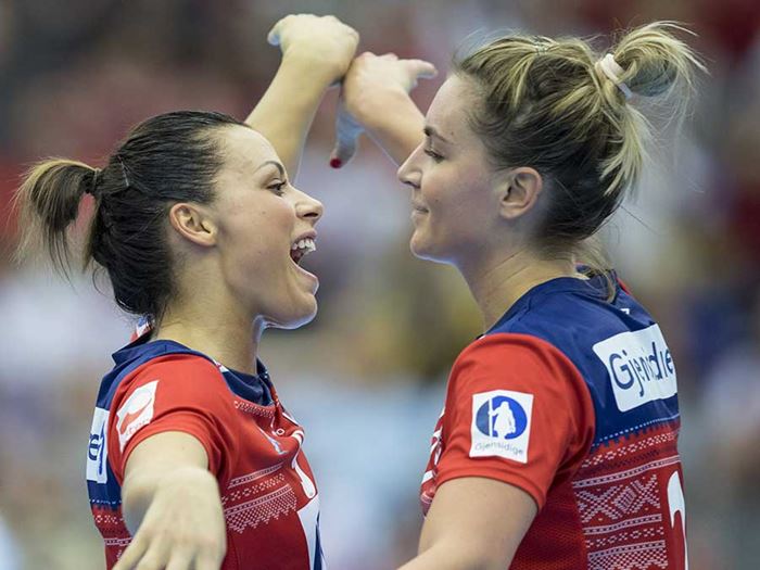 Nora Mørk og Amanda Kurtovic jubler etter norsk åpningsseier. Foto: Vidar Ruud/NTB Scanpix 20171123-LKS-Mørk,-Kurtovic.jpg