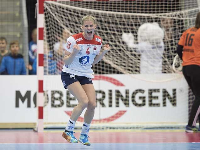 Veronica Egebakken Kristiansen satte viktige sjumeterkast mot Ungarn. Foto: Vidar Ruud/NTB Scanpix 20171125-LKS-Kristiansen,-Veronica-Egebakken_.jpg