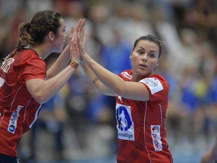 Kari Brattset (t.v.) og Nora Mørk. Foto: Ole Martin Wold/NTB Scanpix 20170927-LKS-Brattset,-Mørk.jpg