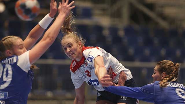 Silje Waade trente med A-laget, men spilte kamper for Rekruttjentene i helgen. Foto: Svein André Svendsen/NHF 20181124-LKR-Waade,-Silje.jpg