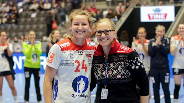 Sanna Solberg ble kåret til Norges beste spiller. Her sammen med Tone Johannesen fra Intersport. Foto: NTB/Vidar Ruud 20190926-Sanna-Solberg-og-Tone-Johannesen,-Intersport.jpg