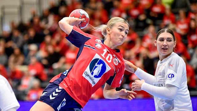 Landslagskaptein Stine Bredal Oftedal scoret seks mål for Norge. 20201126_DEN-NOR_Stine-B.Oftedal_Foto-NTB_640x360px.jpg