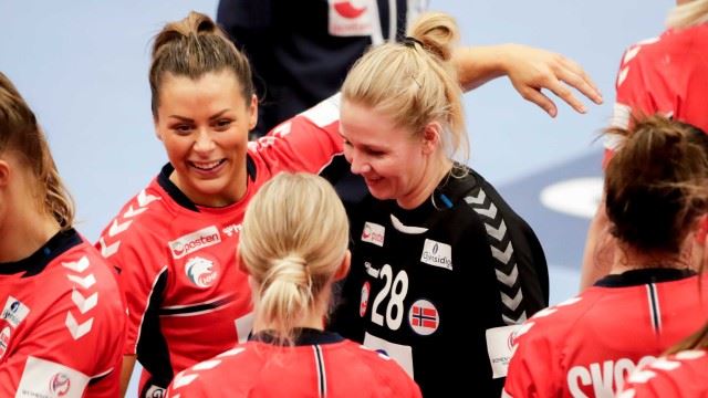 Nora Mørk og Rikke Granlund kunne juble etter premieren. Foto: Vidar Ruud / NTB 20201203-Nora-Mørk-og-Rikke-Granlund-LKS-EM2020-NOR-POL-Vidar-Ruud-NTB.jpg