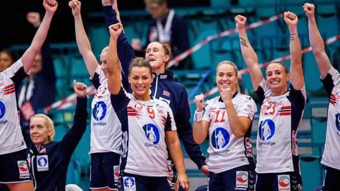 20201212-Nora-Mørk-jubler-med-benken-LKS--EM2020-NOR-KRO-Ludvig-Thunman-Bildbyrån.jpg