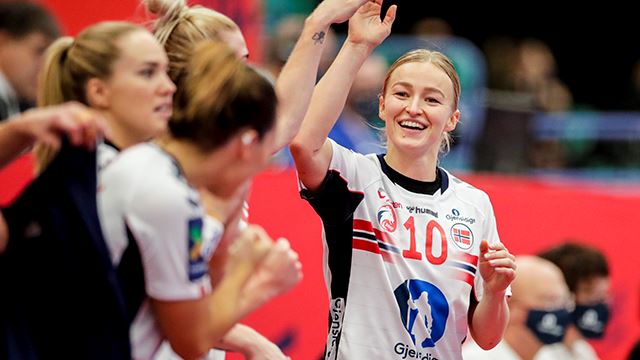 Stine Bredal Oftedal ble kåret til verdens beste kvinnelige håndballspiller i 2019. Landslagskaptein Stine Bredal Oftedal gir high five til lagvenninnene under EM 2020