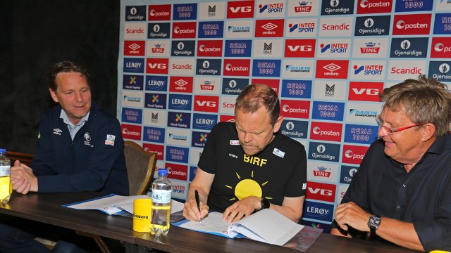 NY KONTRAKT: Fra venstre Erik Langerud, Thorir Hergeirsson og Kåre Geir Lio. Foto: Svein Andre Svendsen / NHF Fra venstre Langerud-hergeirsson-lio-foto svein andre svendsen.jpg