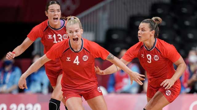 Tre av Norges, som alltid, viktige spillere i jubel etter scoring. 20210808-OL-LKS-Kari-Brattset-Dale-Veronica-Kristiansen-Nora-Mørk-NOR-SWE-Foto-Stian-Lysberg-Solum-NTB-640-x-360.jpg