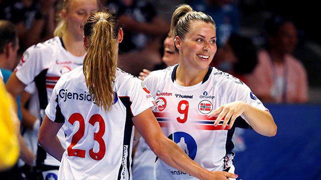Camilla Herrem og Nora Mørk var svært toneangivende i seieren mot Frankrike. LKS OL-oppkjøring mot Frankrike. Hvit drakt.