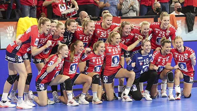 Håndballjentene jubler for finale i VM 2021. Finaleklare Håndballjenter